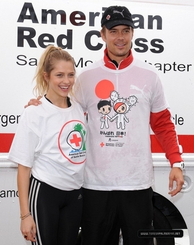  The American Red traverser, croix Youth Run for Japon Hosted par Josh Duhamel