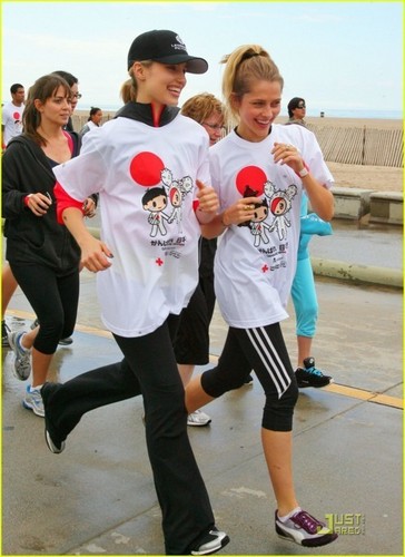  The American Red 십자가, 크로스 Youth Run for 일본 Hosted 의해 Josh Duhamel
