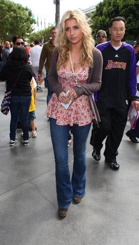 At Staples Center for Lakers Game - 04.03.11