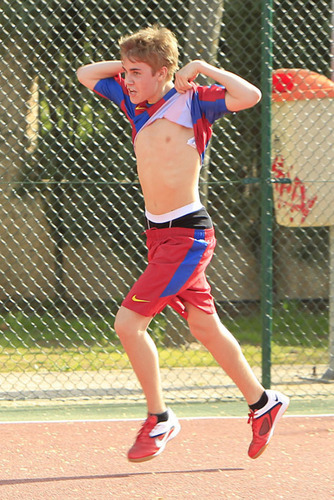  Bieber playing putbol