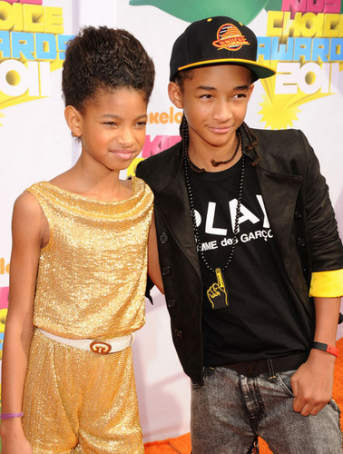  Jaden and Willow on the नारंगी, ऑरेंज carpet at The Kids' Choice Awards 2011