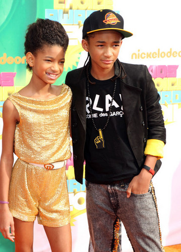  Jaden and Willow on the কমলা carpet at The Kids' Choice Awards 2011