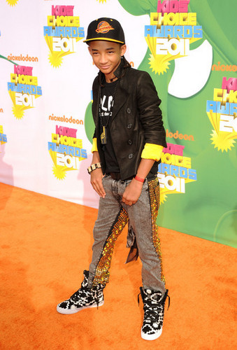  Jaden on the trái cam, màu da cam carpet at The Kids' Choice Awards 2011