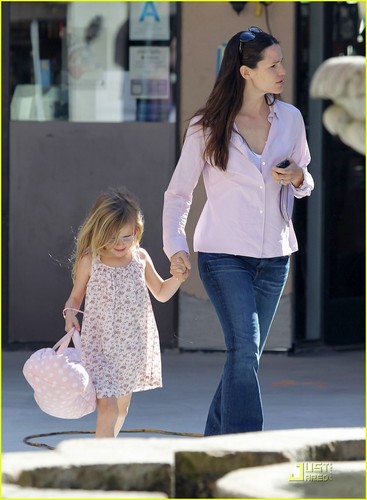  Jennifer Garner: Errands with Violet!