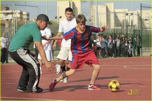 Justin Bieber: Soccer in Spain!