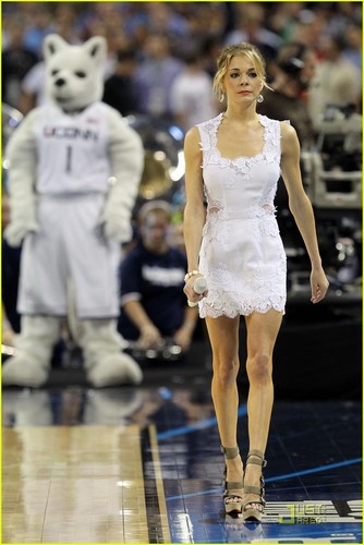 LeAnn Rimes: National Anthem at NCAA Championship Game!