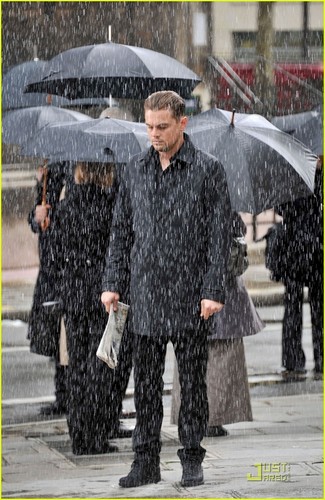  Leonardo DiCaprio: Rainy Cell Phone Shoot