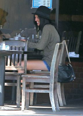  March 30th - Jessica Szohr at Kings Road Cafe in Studio City