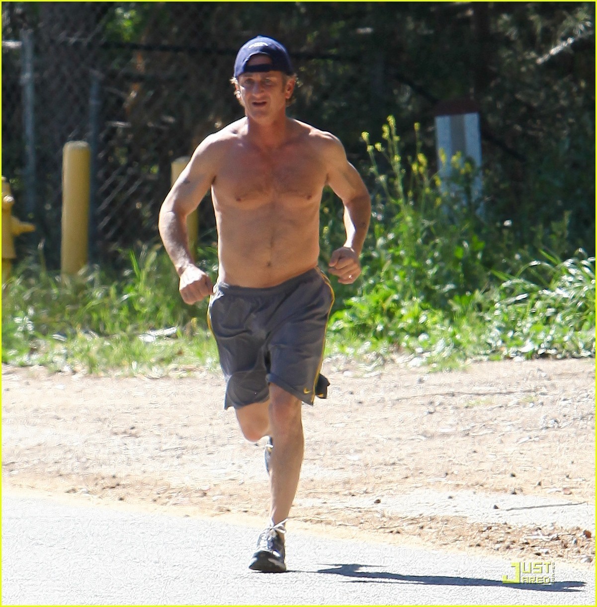 Sean Penn: Shirtless Jogging In Malibu - Hottest Actors Photo (20768919 ...
