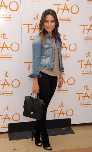  Sophia at TAO समुद्र तट Season Opening With Supermodel Irina Shayk - April 2, 2011
