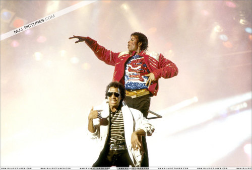 THE KING OF MUSIC AND FASHON AND DANCEING :D MICHAEL JACKSON
