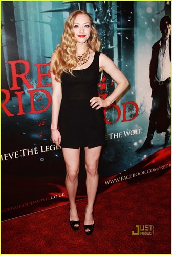 Amanda Seyfried: 'Red Riding Hood' European Premiere!