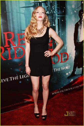  Amanda Seyfried: 'Red Riding Hood' European Premiere!