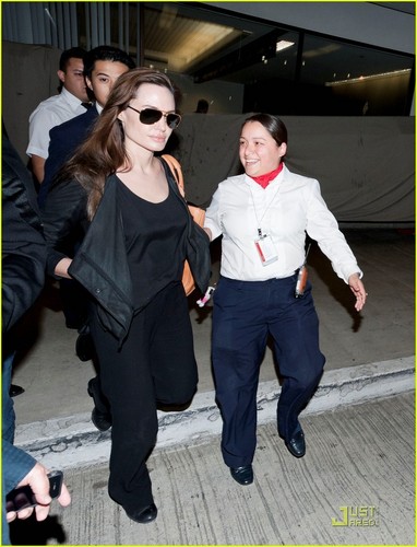  Angelina Jolie: Back in Los Angeles!