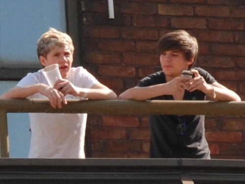  Irish Cutie Niall & Sweet Louis On top, boven Of Cardiff Arena Roof!! 100% Real :) ♥
