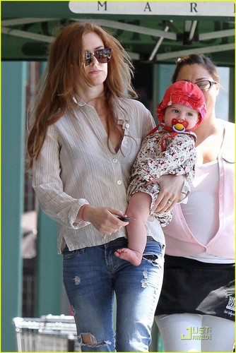  Isla Fisher: Groceries with Baby!