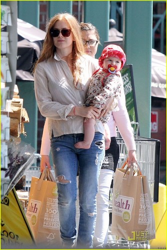  Isla Fisher: Groceries with Baby!