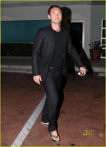  Jude Law: Out to cena with Rafferty!