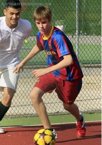  Justin playing bóng đá in Spain 2011