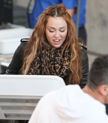  Miley - At Lax Airport (7th April 2011)