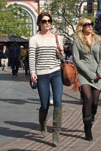  lebih candids of Ashley shopping at The Grove in West Hollywood! [HQ]