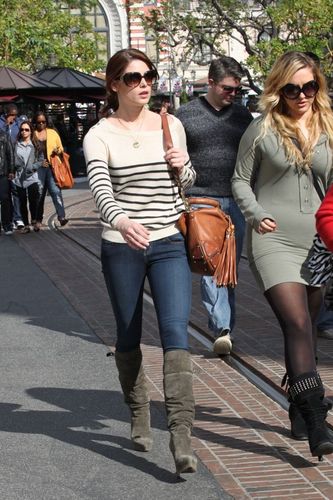  еще candids of Ashley shopping at The Grove in West Hollywood! [HQ]