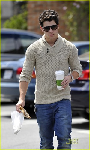  Nick Jonas: Starbucks Run!