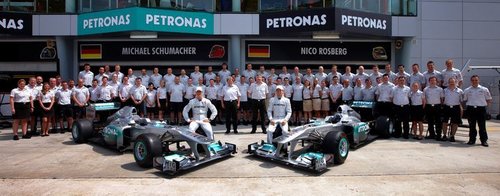  Nico Rosberg with all workers at Mercedes GP Petronas Team upigaji picha at GP Malaysia,Sepang