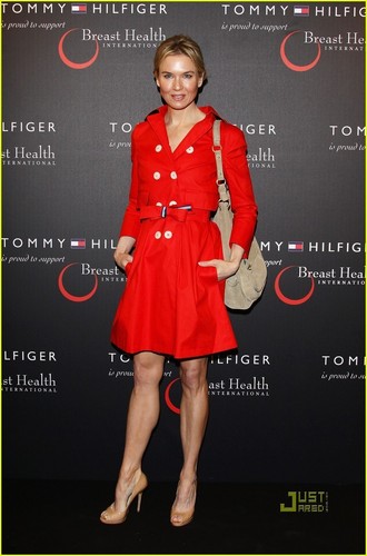  Renee Zellweger: Tommy Hilfiger Limited Edition Bag Launch!