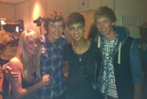  1D = Heartthrobs A Fan, Harry, Zayn & Mark Selley Behind The Scenes (Very Rare Pic) 100% Real :) ♥