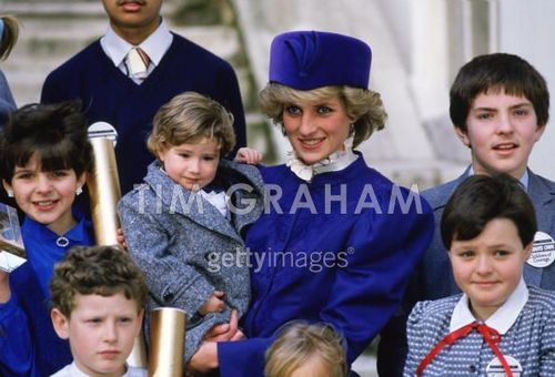 Diana meets children