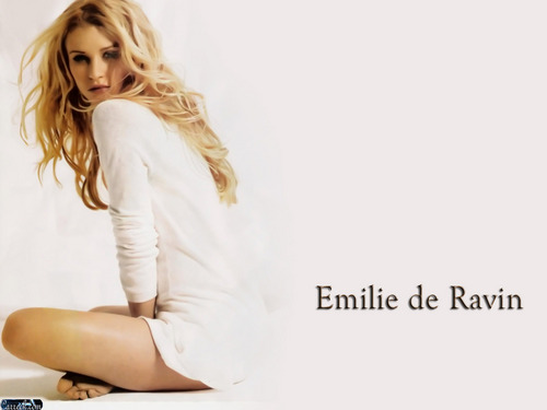  Emilie de Ravin
