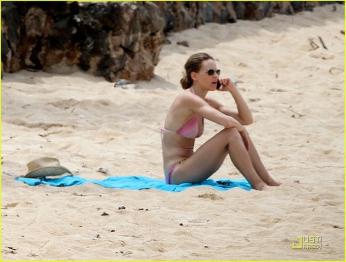  Hilary Swank: berwarna merah muda, merah muda Bikini Babe in Hawaii!