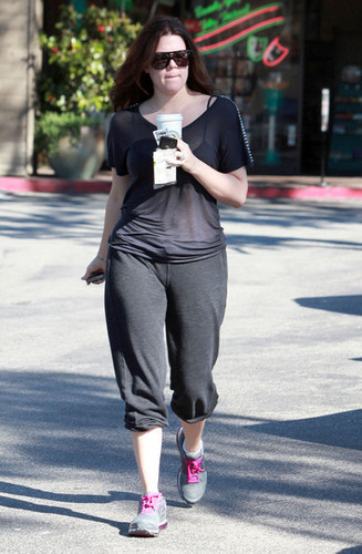  Khloe Kardashian Getting A Coffee At 星巴克