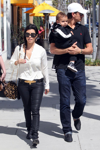  Kourtney Kardashian And Family Leaving The La Scala Restaurant