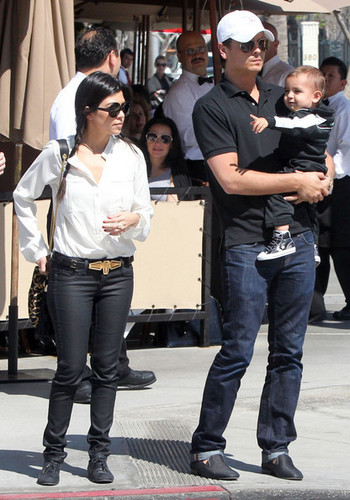  Kourtney Kardashian And Family Leaving The La Scala Restaurant