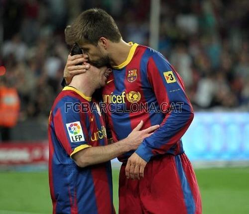  Piqué 吻乐队（Kiss） with Messi !!!!