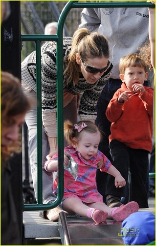  Sarah Jessica Parker: Playground with Marion & Tabitha!