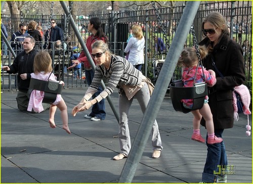  Sarah Jessica Parker: Playground with Marion & Tabitha!