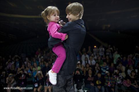  justin bieber and his sister on stage