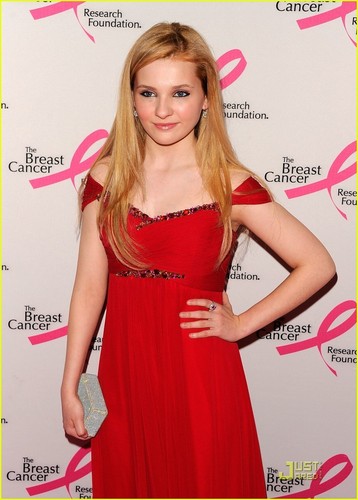 Abigail Breslin Goes Red For Hot گلابی Party