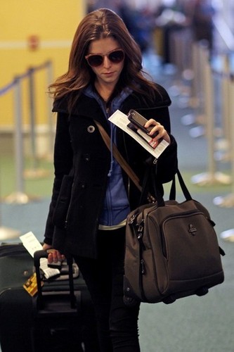  Anna Kendrick Catching A Flight At Vancouver Airport