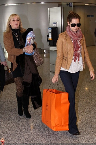  Ashely - Arriving at Toronto Pearson International Airport with her mom - 11 April 2011