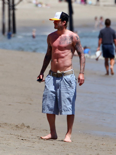  David Beckham Enjoys hari at the pantai in Malibu