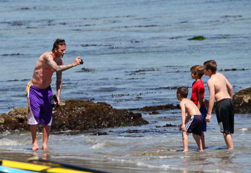  David Beckham Enjoys दिन at the समुद्र तट in Malibu
