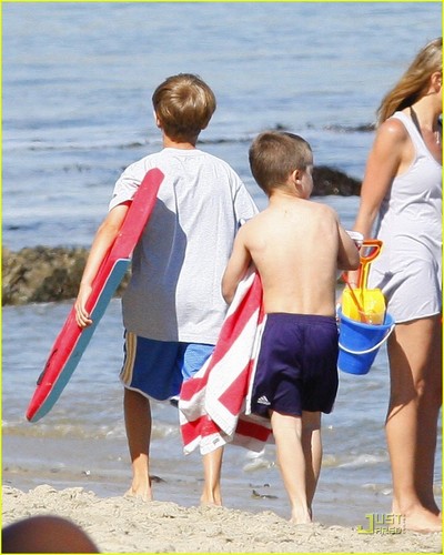  David Beckham: Malibu spiaggia with Romeo & Cruz!