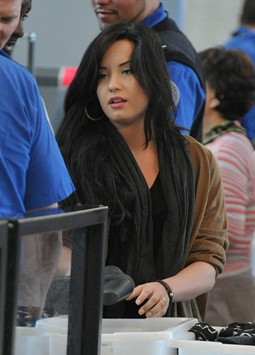  Demi - At LAX Airport - 15 April 2011