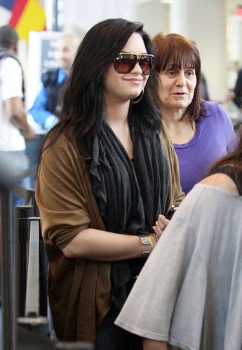  Demi - At LAX Airport - 15 April 2011
