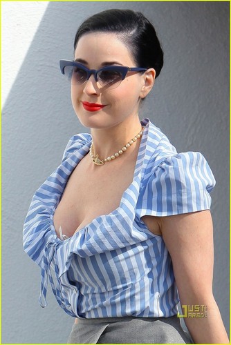  Dita Von Teese Signs New ropa interior Deal