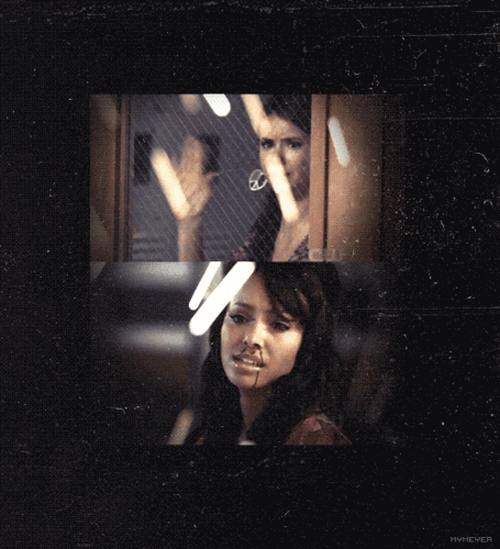  Elena & Bonnie (2x18)